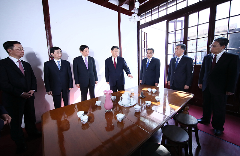 10月31日上午，党的十九大闭幕仅一周，习近平和李克强、栗战书、汪洋、王沪宁、赵乐际、韩正，从北京乘专机来到上海，到兴业路76号集体瞻仰中共一大会址。