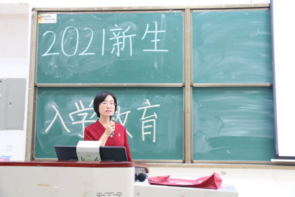 【教育频道】122cc太阳集成游戏公共治理学院举行新生入学教育暨思政第一课